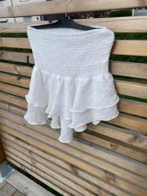 Topp - Söt topp i storlek S. Fint skick, men finns lite trådar som hänger som bara ska vara att klippa av! Perfekt till en långkjol eller short? ❤️🩷🌸🩵