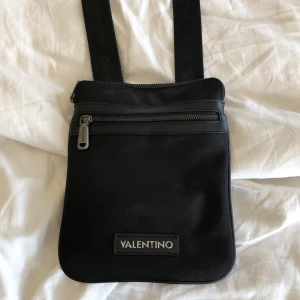 Valentino väska - Säljer nu min valentino väska eftersom den aldrig har kommit till användning. Den är helt ny och super fin model. Bandet går att ändra på längden 