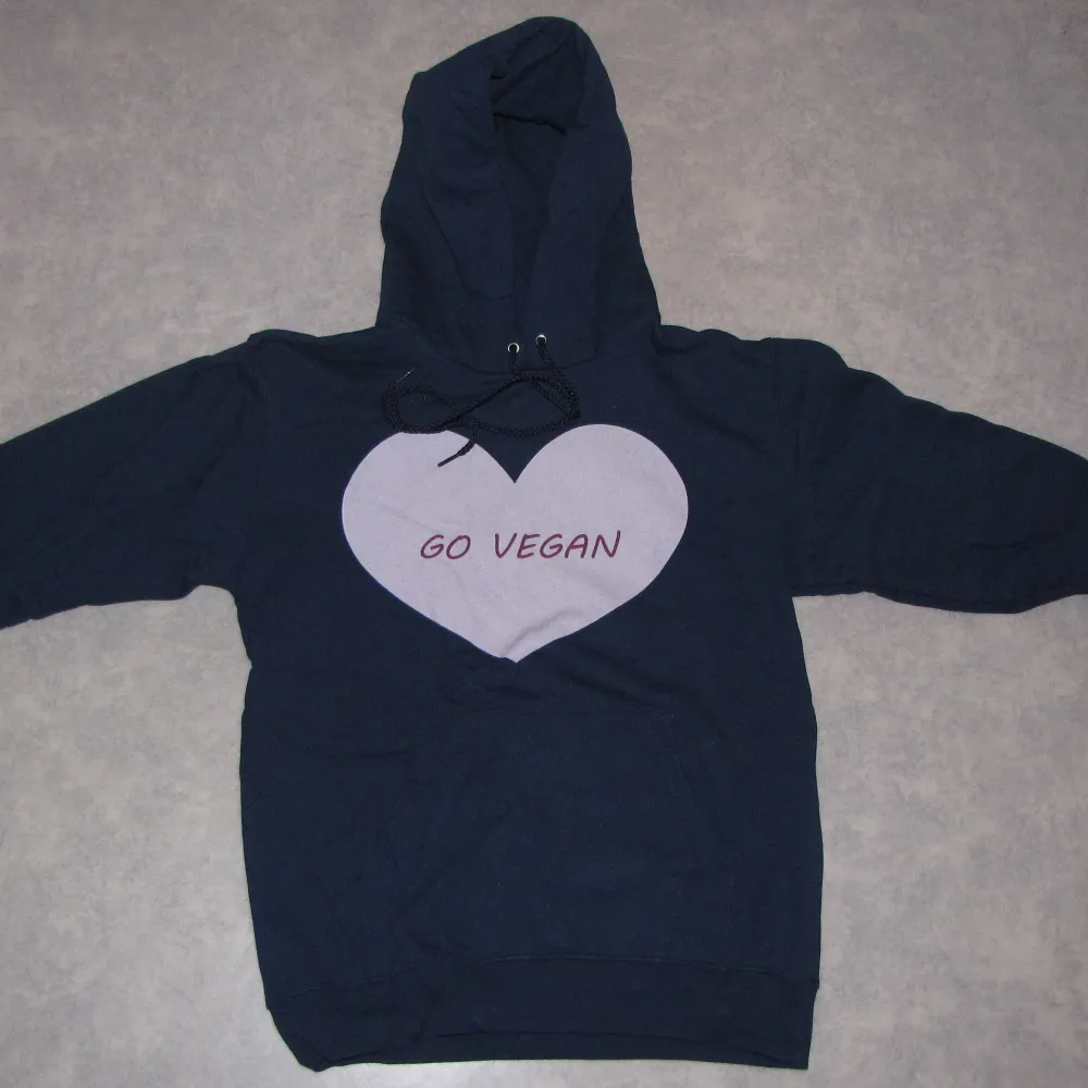 Ny hoodie med fint veganbudskap: Go vegan. Passar XS/S. Hoodies.