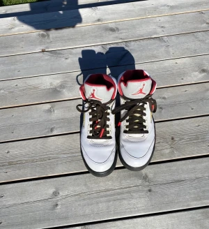 Jordan 5 fire red 2013 - Vintage look med custom faded laces 