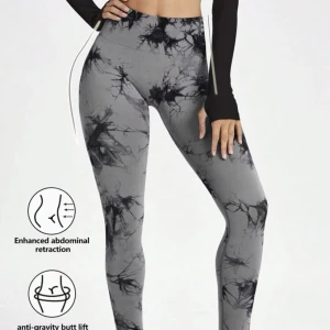 Träningstights med scrunch - Säljer dessa träningstights då de it kommer till användning😕 Sitter jättefint o mönstret är så snyggt!🌷✨ Dom är väldigt stretchiga! Kontakta mig vid frågor! Postar samma dag🫶