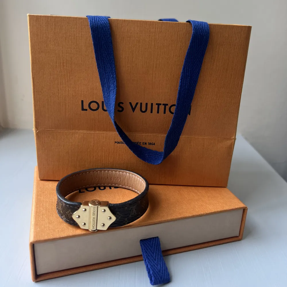 Nu säljer jag detta jättefina Louis Vuitton armandet! Dustbag,box och påse ingår! Priset kan diskuteras❤️‍🔥. Accessoarer.
