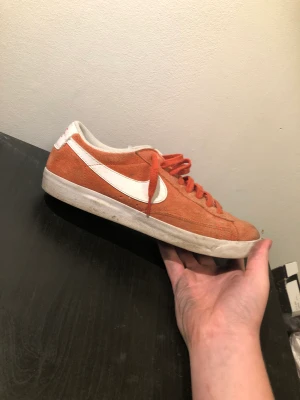 Nike blazer Liw orange  - Nike blazer Liw orange strl 42  Inte använda så mycket men ändå slitna 