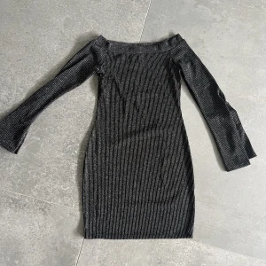Klänning - Säljer min oanvända glittriga klänning från Monki, eftersom den inte kommit till användning. Supersnygg att ha på middagar eller till fest! 🫶🏽🥹💞