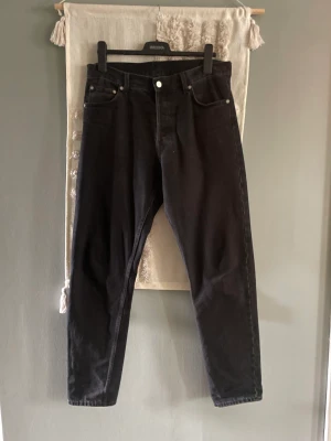 Weekday jeans  - Svarta jeans från weekday. Modell: Barrel Relaxed tapered jeans Stolek: 31/32