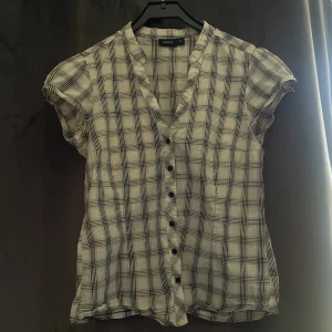 Kappahl skjorta  - Från Kappahl. Nyskick. Storlek 40 men passar 36-38