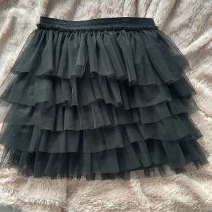 Jätte fin volang kjol från zara, slutsåld