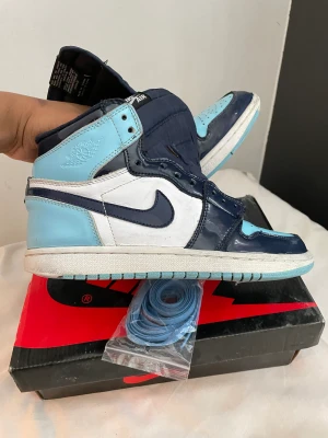 Jordan 1 blue chills - Har haft dessa i 3år och de har hållt ganska bra, enda defekten är att skon hade ett hål som däremot reparerades men säljer därav för lägre pris samt jag har haft de så länge och inte har något kvitto utan bara boxen och skosnörena 💞
