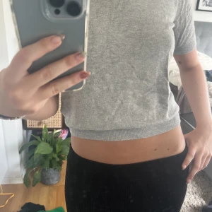 Topp/ tshirt  - Säljer denna otroligt mjuka gråa topp/thsirt från zara, storlek S! Säljer för 100+frakt💓💓
