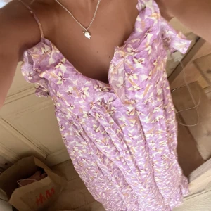 Blommig långklänning  - Jätte snygg blommig långklänning!! Använd endast ett fåtal gånger!💕