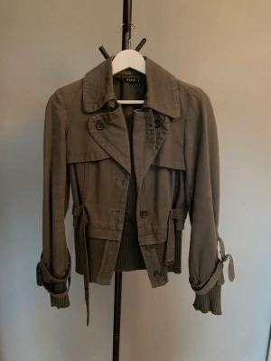 Mörkgrön kort jacka, Vila - Mörkgrön, kort jacka från Vila. 