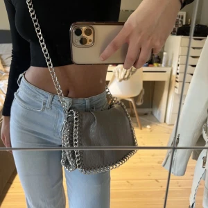 Tiamo väska  - Säljer nu min Beiga tiamo väska då den inte kommit till användning under senaste, köpte den sommaren 2022 och den har används fåtal gånger. Nypris 500