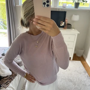 Stickad teöka - Fin stickad! Ullblandning! Nypris 500kr. Väldigt fint skick!