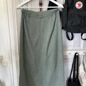 Grön långkjol - Superfin grön långkjol köpt vintage. Lite oklar i storleken, men uppskattar till en medium då jag som brukar ha en L inte kan knäppa den! 💖 hör av er för bilder, frågor eller om ni vill köpa ☺️ självklart försöker jag göra frakten så billig som det går ✨💘