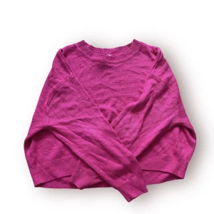 Skrikrosa stickad tröja  - Säljer en lite kort skrikrosa stickad tröja, färgen på den är väldigt fin. 