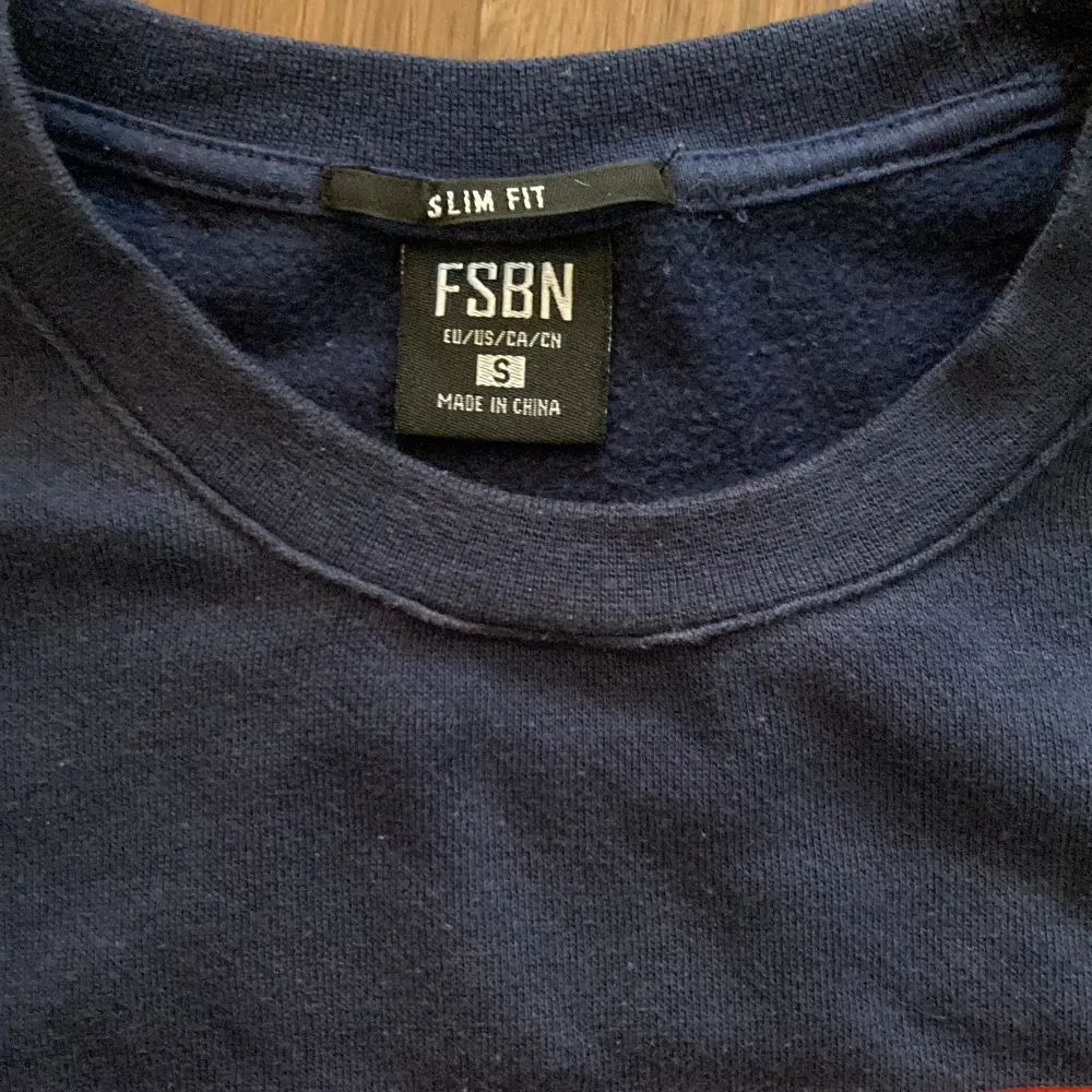 Mörkblå långärmad tröja med tryck från FSBN! Bra skick🩵. Tröjor & Koftor.