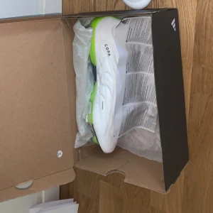 Helt nya Adidas skor! - Hej säljer ett par helt nya adidas Copa storlek 39 för 1000kr köptes för 2400kr.  Priset kan diskuteras vill bli av med dem bara.