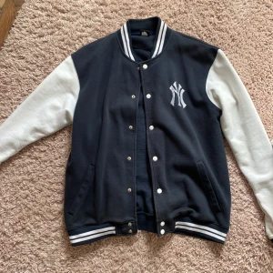 Mörkblå Varsity jacket  - Säljer denna varsity jackan i tyg då jag slutat använda den på grund av att den är lite stor. Den är väldigt bekväm och passar snyggt till den mesta. Köparen står för frakten🤍