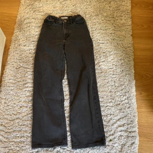 Jeans - Svarta jeans, andvänt skick men mycket fina Modell: Vanja , strl 140