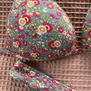 Oavvänd calzedonia bikini - Bikini från calzedonia. Testad aldrig använd. Lite push up i bh:n 