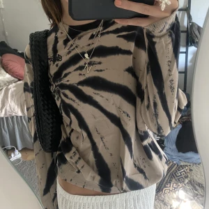 Collage tröja  - Supercool collegetröja i storlek M, bara att trycka på köp nu🥰