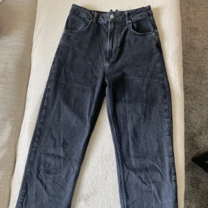 NEVER DENIM JEANS - Never denim svarta mom jeans, regular wide, högmidjad. Väl använda och mycket bekvämt jeanstyg. Sydda bak för bättre passform runt midjan. Lite utsliten på vissa ställen men inget märkbart eller synligt. 