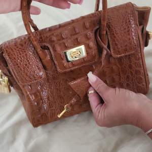 Autentisk brun handväska i äkta krokodil skinn, köpt i östermalm