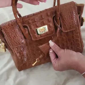 Autentisk brun handväska i äkta krokodil skinn, köpt i östermalm
