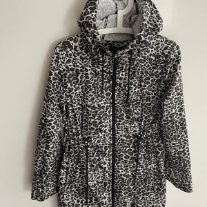 Regnparkas - Regnparkas. Ej galon. Obetydligt använd. För bättre bild, skicka meddelande. 