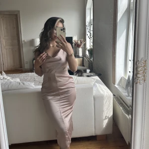 Ljusrosa klänning  - Använd vid ett tillfälle. Justerbar band bak. Storlek 34