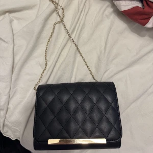 Väska  - Axelväska Knappt använd 50kr  I ett fint skick  