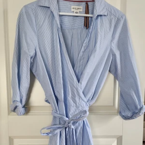 Hemton republic skjort klänning  - Omlott snörning blå och vitt klänning, oanvänd