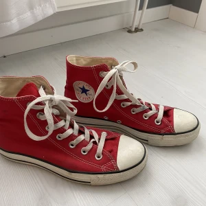 Röda converse  - Röda converse som är använda! ❤️ Köparen står för frakten🫶🏼 Storlek 38/39🩷
