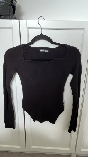 Stickad topp - Super snygg stickad topp ifrån Shein! Aldrig använd, så som ny! Slitsar i sidorna. Ganska liten i storleken men den är väldigt stretchig, så passar xs/s skulle jag säga! Super härligt material! Köparen står för frakten🩵