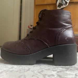 Vinröda platå klackar, vintage  - Ett par platåklackar jag älskat länge och köpt second hand. De är i storlek 38 men passar även mig som har 38-39 ish. De är vinröda. Skorna håller utmärkt men skosnörena är slitna och skulle behöva bytas ut! 