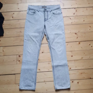 Nudie Jeans - Nudie Jeans Grim Tim sunbleach grey W33 L32 Väl använda men i bra skick.