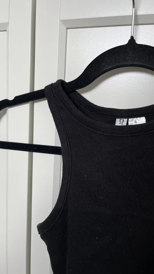 Linne svart - Svart linne från Hm.  Storlek XS, passa är även S. Köpare står för frakt.☀️