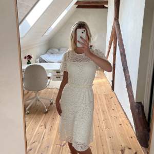 Lauren Ralph Lauren Belted Lace Dress i vit spets, Strl 36. Har endast används vid ett tillfälle. 🤍400kr
