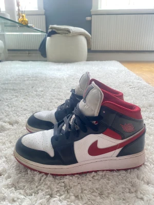 Air Jordan 1 Mid  - Säljer mina Nike Air Jordan 1 Mid ”Black gym red” i strl 39. Säljer pga att de ej används, lite creasade men annars fint skick använda några fåtal ggr. Köpta på Pardon My Kicks i Göteborg pris:2699:- kvitto finns, säljes för 600:- 🤍🤍