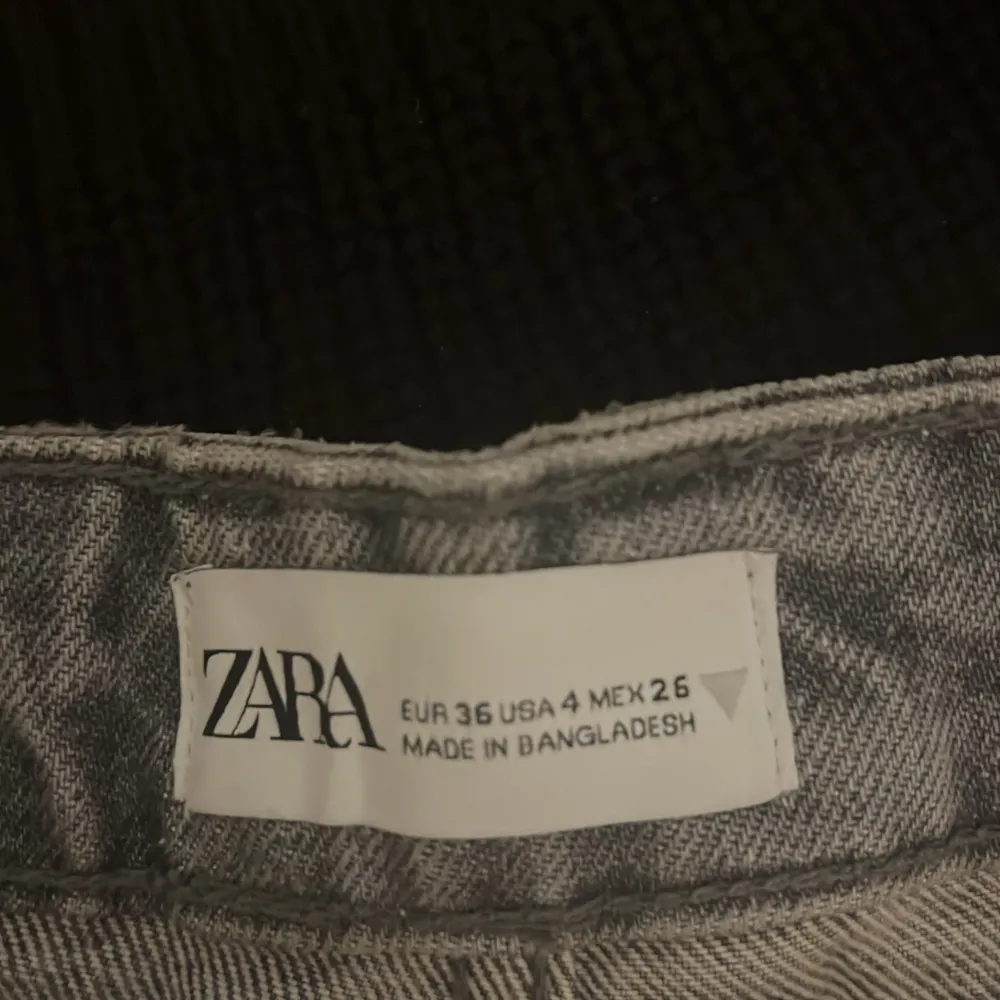 Säljer mina nya fina gråa jeans shorts från zara storlek 36,säljer pågrund av ej kommit t andvändning  Pris : 250 + frakt . Shorts.