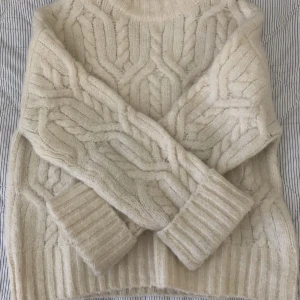 Fin tjocktröja -  Jättefin vit tjocktröja endast använt två gånger. Därav är den i fint skick! Den är köpt förra vintern på H&M. Tveka inte på att höra av dig om du har några frågor eller vid intresse.💗😊 (Pris går att diskuteras)