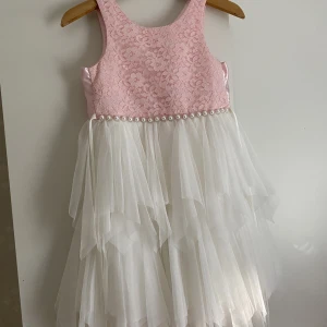 Barnklänning 8-12 år - Passar från 8 år till 12 år. Använd en gång. 500kr pris kan diskuteras