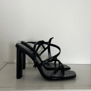Klackskor - Klackskor från zara. Använda en gång, skön sko med klackhöjd på cirka 10 cm.