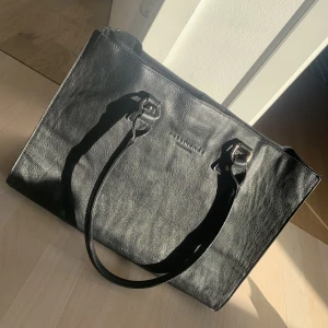 Väska svart - Fin väska från Rosemunde CPH 💜 säljer pga använder inte den och har inte plats :) väldigt bra skick, går att knäppa på sidorna, bra med plats! Orginalpris ca 900 kr. Säljer billigt 🌟 mått: bredd 38,5 cm - höjd 27 cm. skriv för frågor/fler bilder