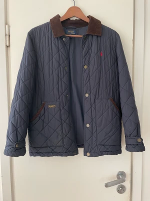 Ralph Lauren quiltad jacka  - Kan skicka flera bilder  Storlek L 14-16  Passar en S / M (kvinna)