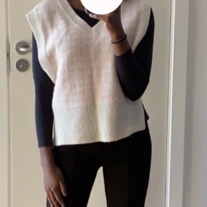 Stickad väst - jättefin ljusrosa och vit väst från H&M i väldigt bra skick! 