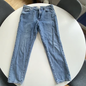Ginatricot jeans - Jeans från Ginatricot i modellen ”dagny mom jeans” sparsamt använda och väldigt bra skick ! 