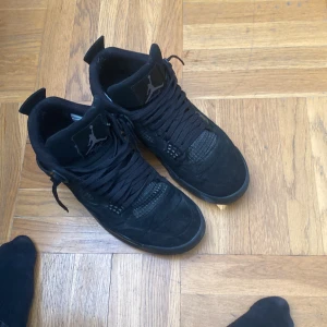 Black cats Jordan 4 - Fina black cats använda få gånger skick 7/10 box fins 