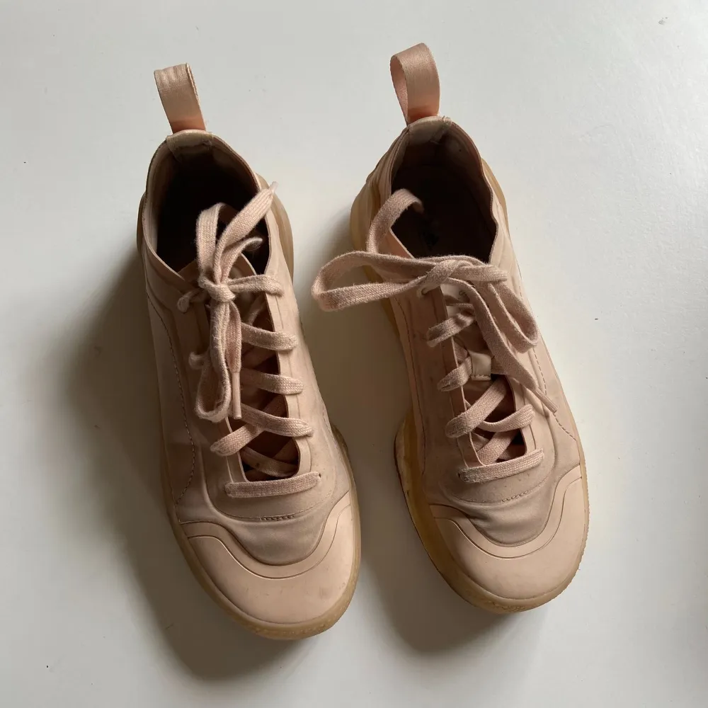 Sneakers från Adidas & Stella McCartney, modell Treino. Använd, men utan anmärkning.  Storlek: 36 & 2/3 Material: Textil och gummi. Skor.