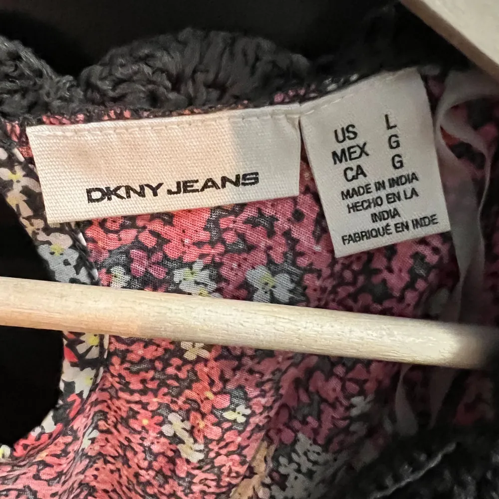 Blus från DKNY Jeans. Använd, men utan anmärkning.  Storlek: L Material: Bomull/Polyester. Blusar.